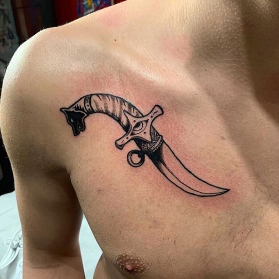 tatouage dague couteau clavicule noir et blanc strasbourg