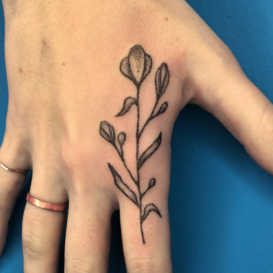 tatouage fleur sur les doigts mains en dot hanpoke strasbourg
