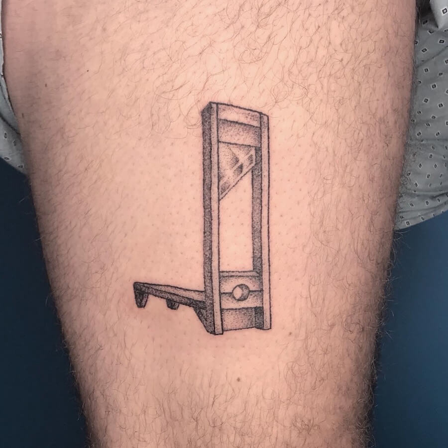 tatouage guillotine en point alsace