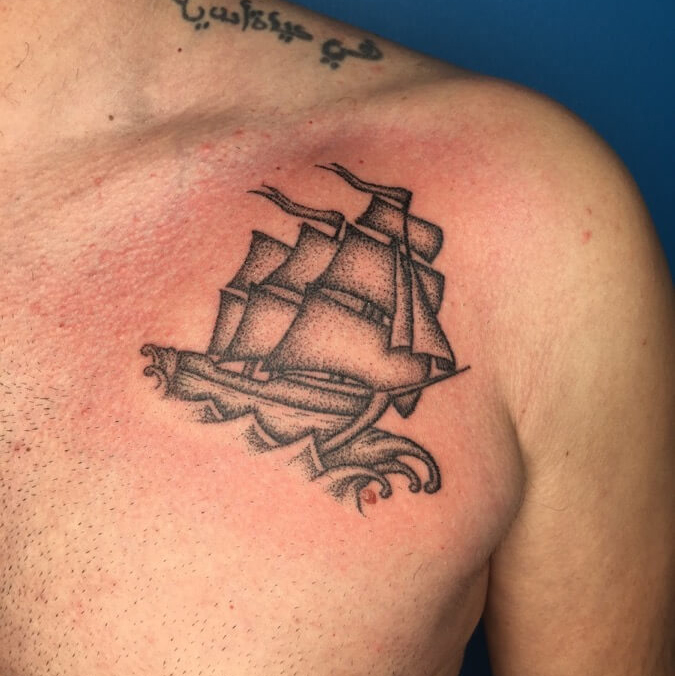 tatouage bateau traditionnel realise sans machine a strasbourg