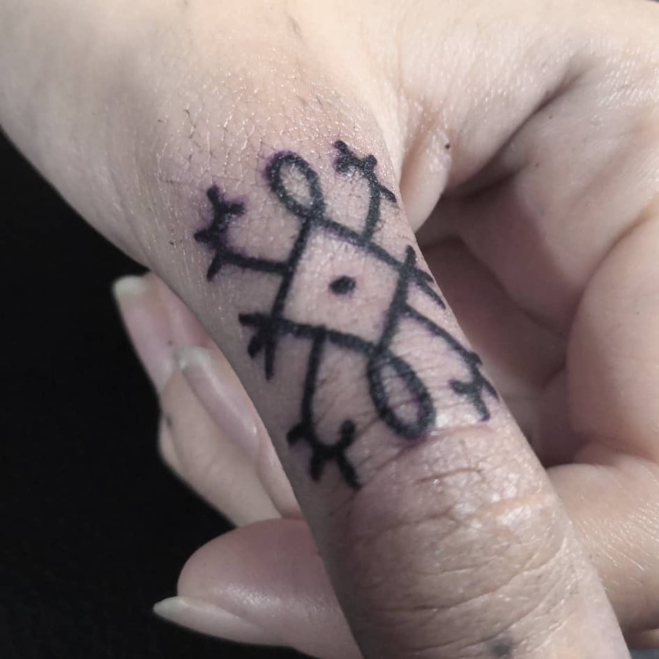 tatouage doigt pouce ornemental tribal strasbourg