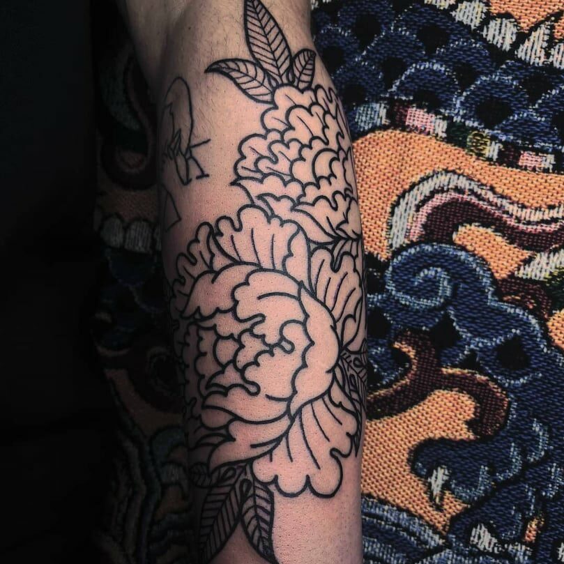 tatouage fleur pivoine peonie bras noir et blanc strasbourg