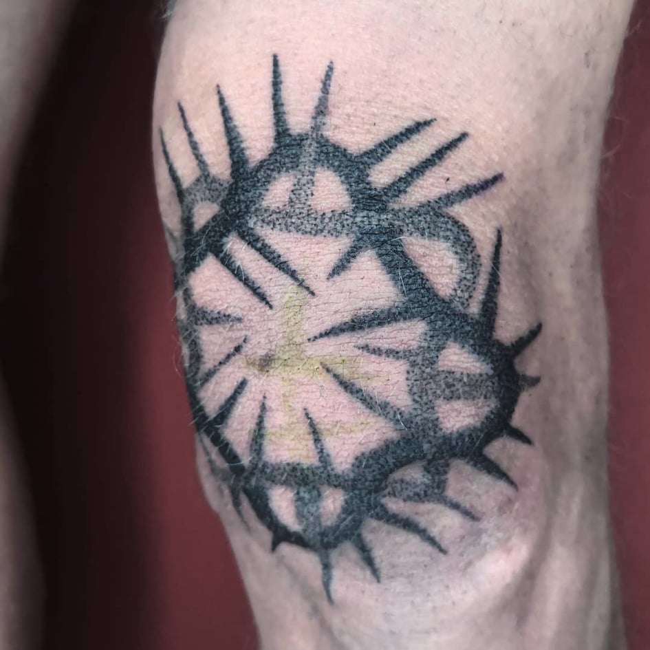 tatouage genou tribal epine noir et blanc strasbourg