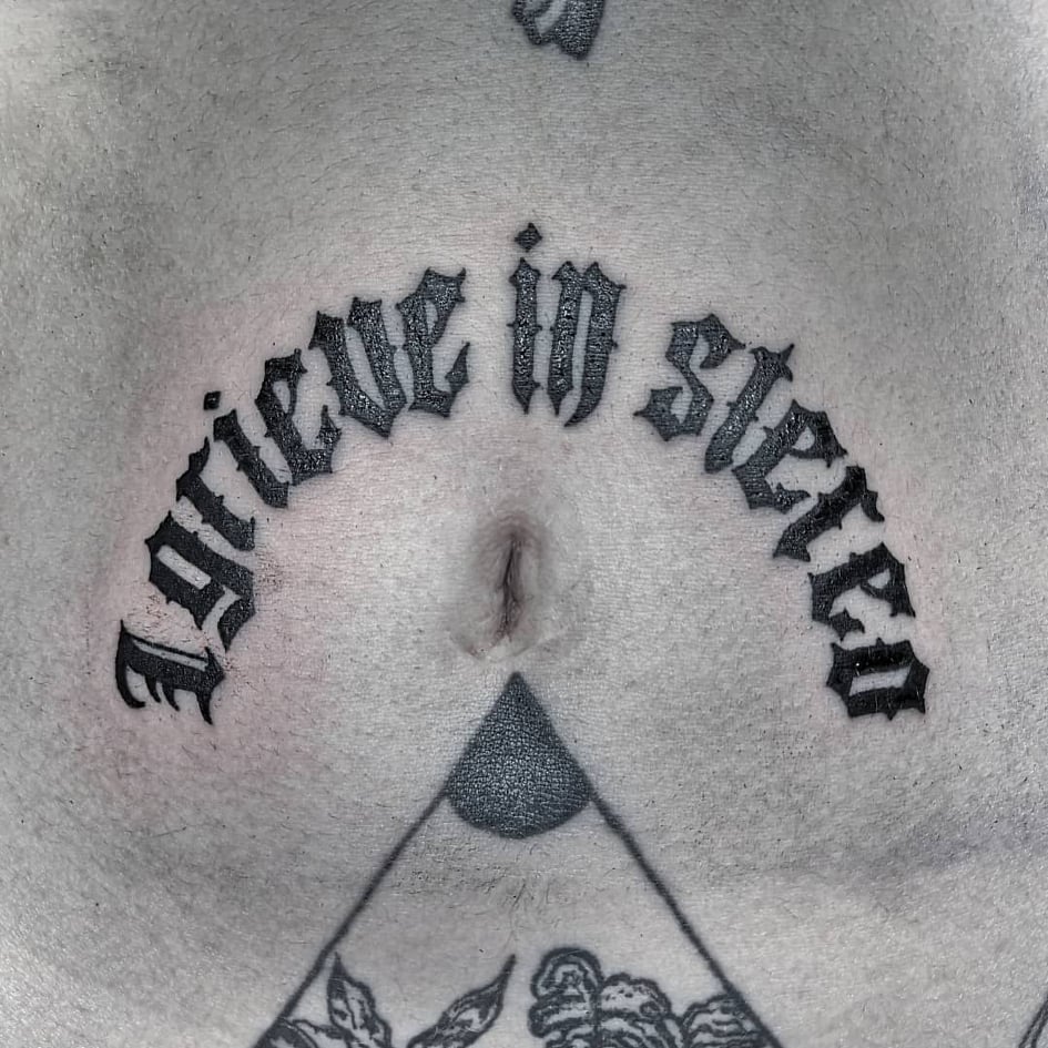 Tattoo lettring typo trypographie noir et blanc nombril strasbourg