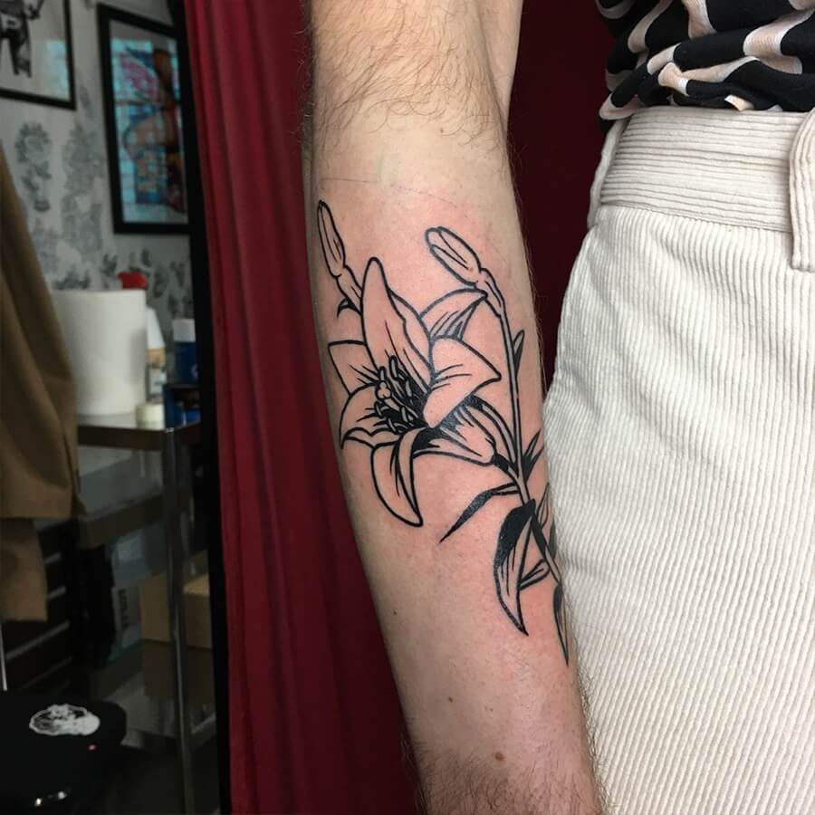 tatouage fleur lys avant bras noir et blanc strasbourg alsace