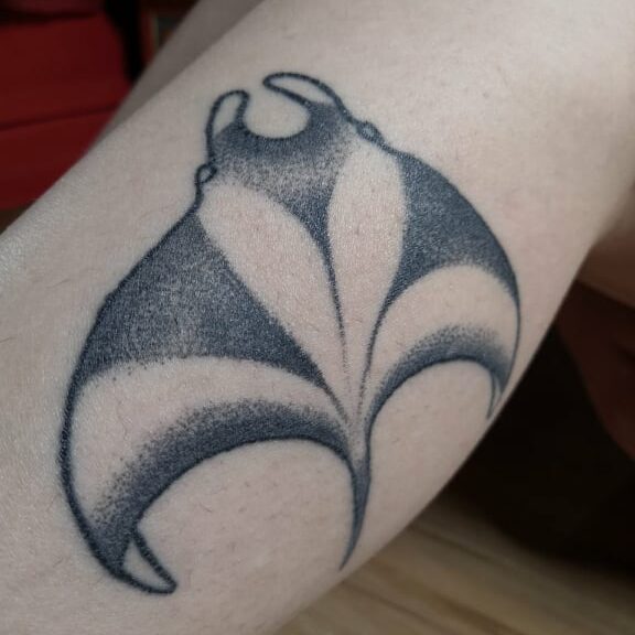 tatouage raie polynesien noir et blanc dotwork alsace