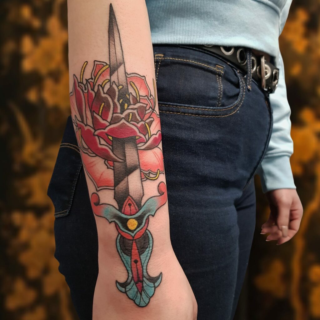 Fabien-Mizura-Fleur-Poignard-tatouage