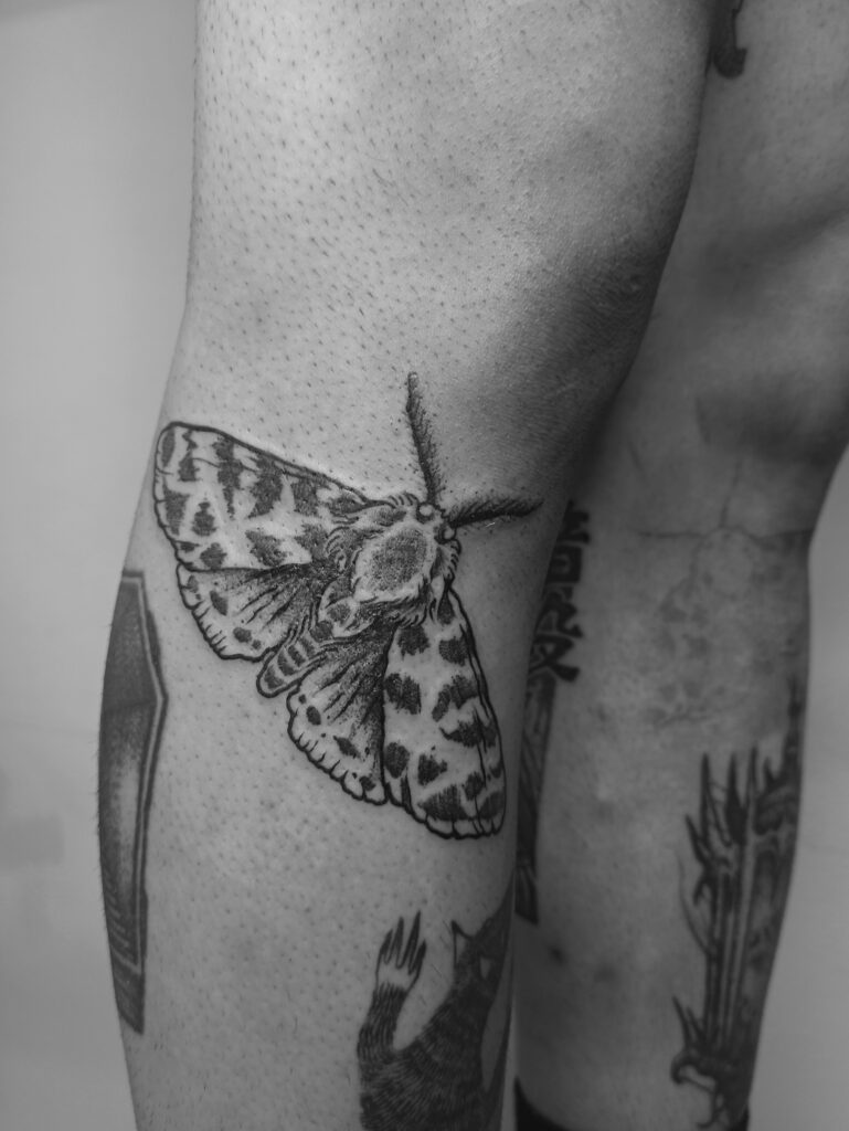 tatouage-otium-tattoo-papillon-jambe-guests